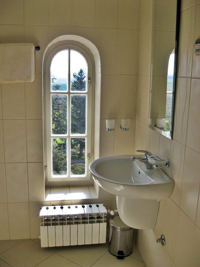 Dvorac Fantast Bed & Breakfast Bečej Exterior foto